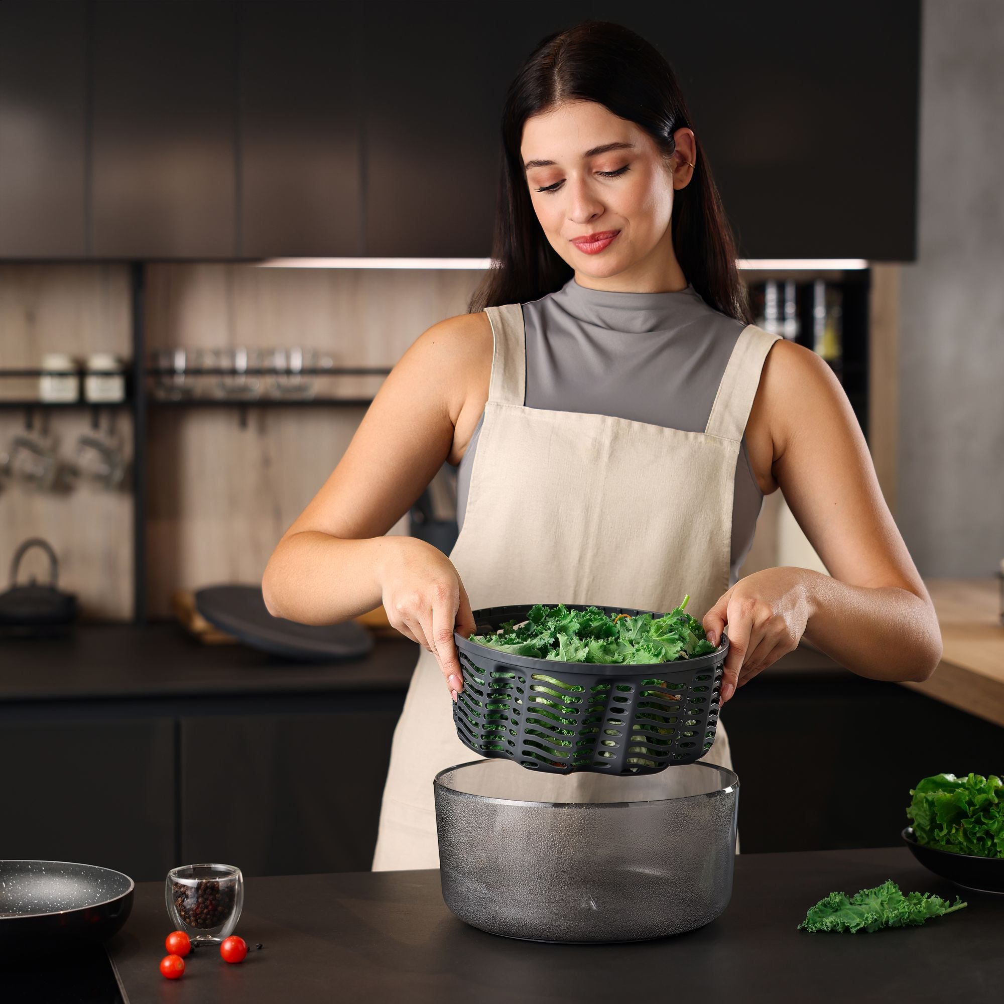 Zyliss Easy Spin Large Salad Spinner With Foldable Handle– Large Capacity/ Retractable Cord