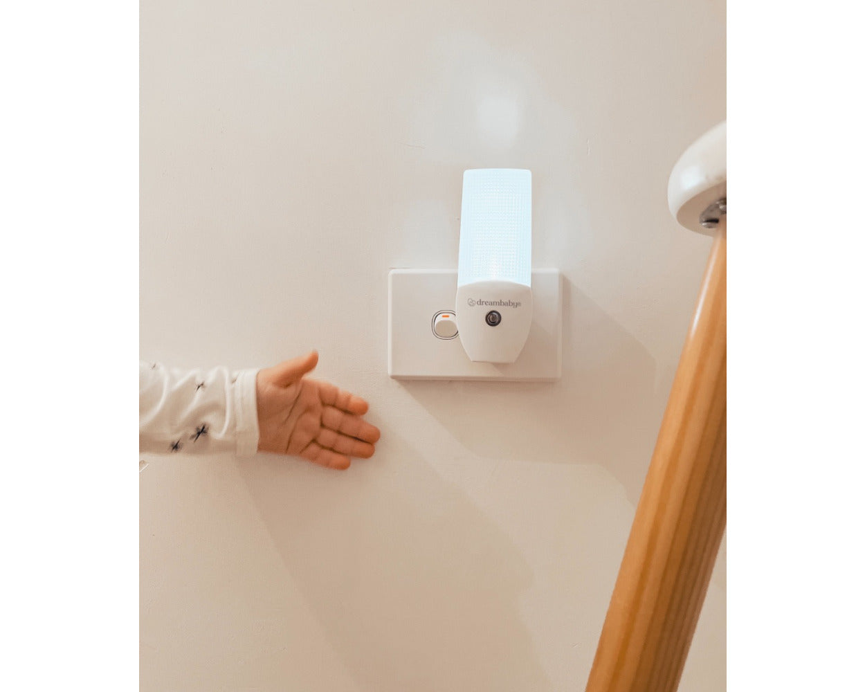 DreamBaby Auto-Sensor LED Night Light- Kids Safety/ Prevents Trip In The Dark F818
