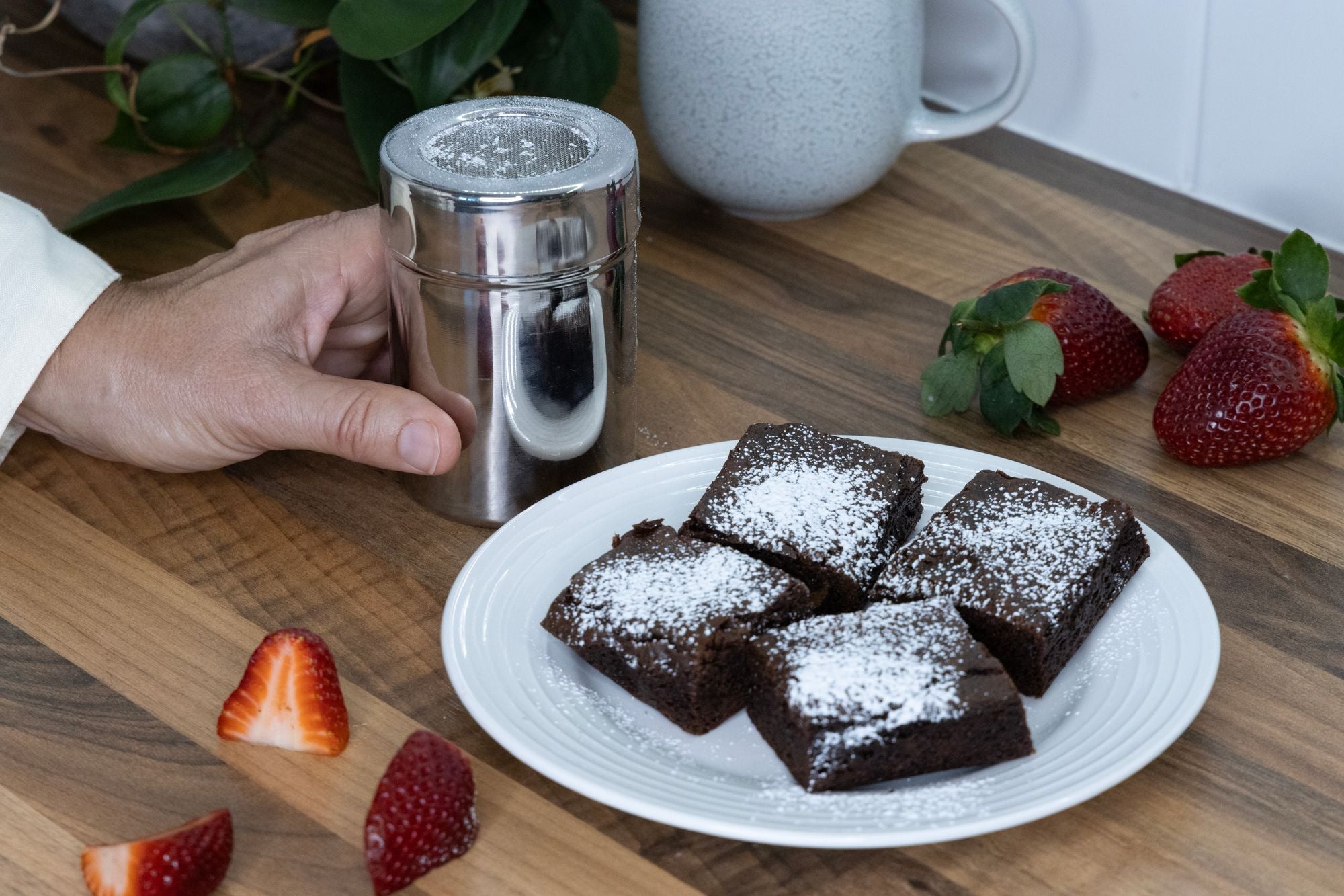 Cuisena Premium Stainless Steel Mesh Shaker With Protective Cap Lid - Perfect For Icing Sugar/ Cinnamon Flour/ Salt