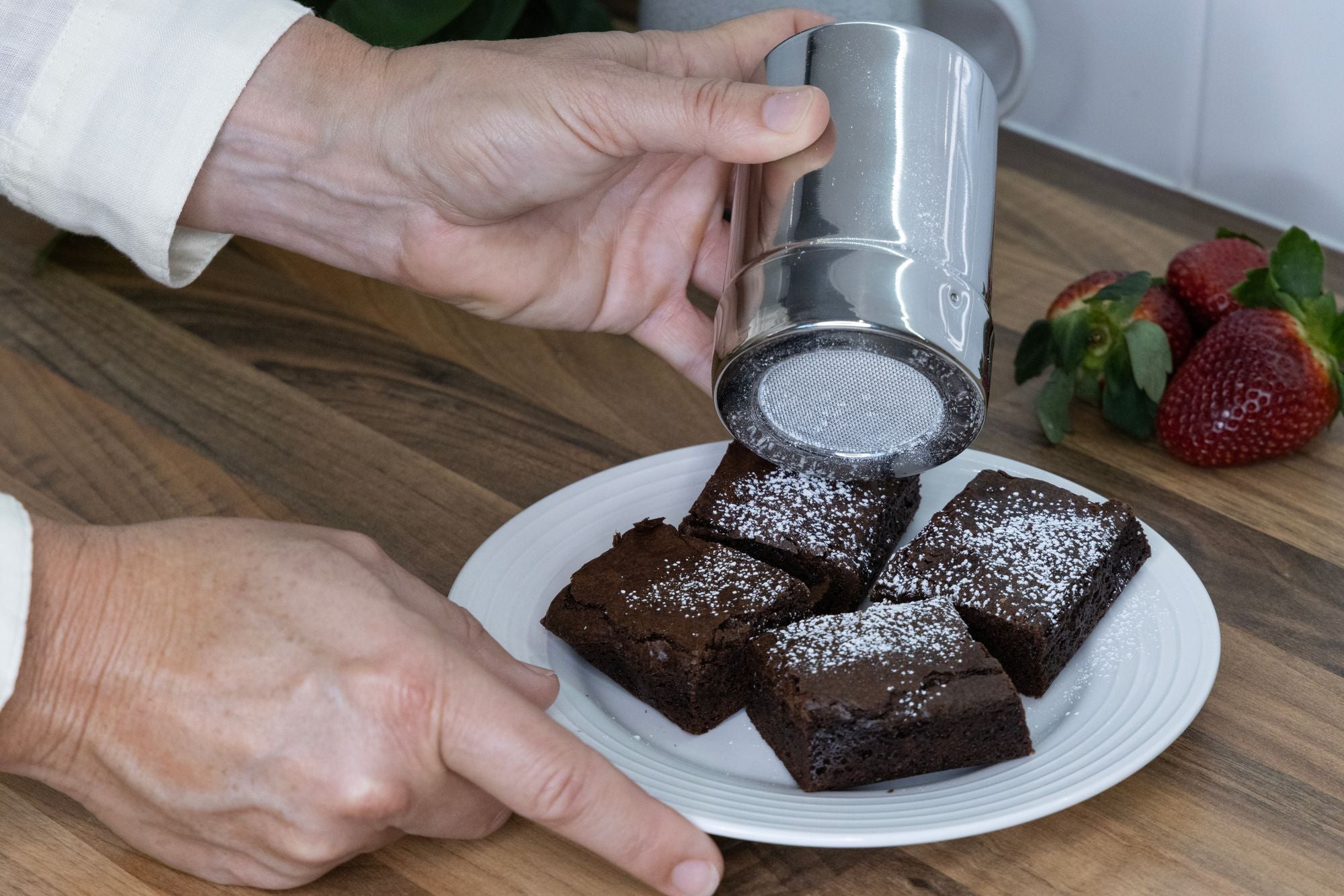 Cuisena Premium Stainless Steel Mesh Shaker With Protective Cap Lid - Perfect For Icing Sugar/ Cinnamon Flour/ Salt