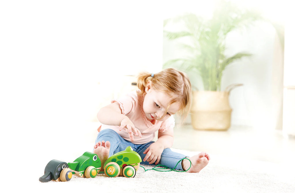 Hape Pull- Along Toy Frog Family Kids Pretend Play- Development Skills/ Entertainment Fun HE0365
